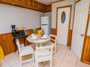 Bonsai Rentals - West Bay Private Rooms