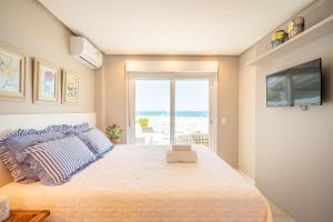 Encantadora casa com 02 suítes à beira-mar