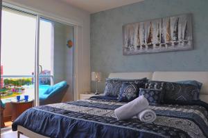 Luxury 3 bedroom 2 bath Lagoon view condo