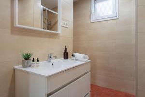 Cozy and Modern Apartment in Poblenou 3 Bedrooms Perfect for 4 Guests