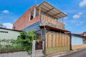 OYO 94920 House Of Elea Minggiran