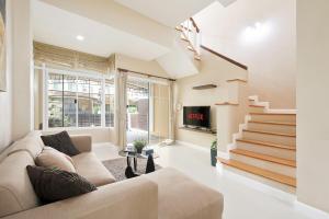 Modern 3BR Rama Mansion Near Airport plus Amenities