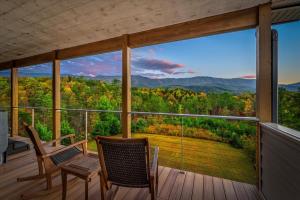 Peaceful Horizons with Views, 2 Hot Tubs, Seclusion, Games!
