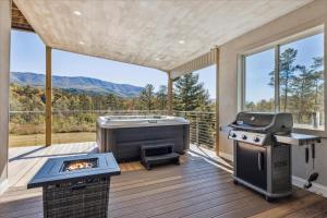 Peaceful Horizons with Views, 2 Hot Tubs, Seclusion, Games!
