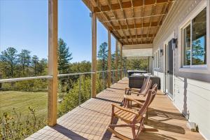 Peaceful Horizons with Views, 2 Hot Tubs, Seclusion, Games!