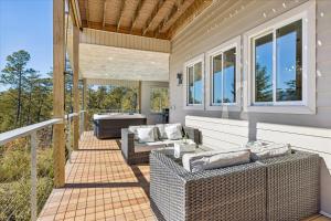 Peaceful Horizons with Views, 2 Hot Tubs, Seclusion, Games!