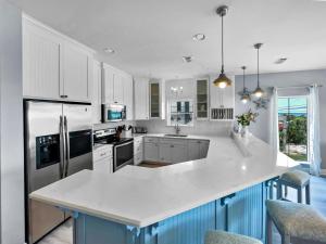 Beach Witch l Steps To The Beach l Community Pool l Beautiful beach views