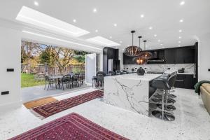 Heritage Look, Luxury Feel - London Family House