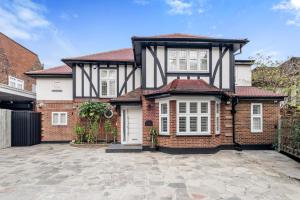 Heritage Look, Luxury Feel - London Family House