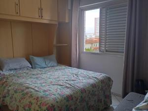 Pé na areia, praia Ocian