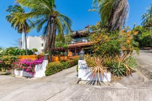 Luxury Flamingo home with ocean view sleeps 10 - walking distance from beach