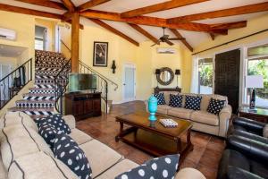 Luxury Flamingo home with ocean view sleeps 10 - walking distance from beach