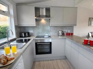 Forest Edge 3 Bedroom Superior Lodge with Hot Tub