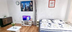 Friendly family apartment comfort sleep 6 close to tube bus airport
