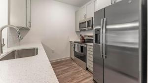 Landing Stylish 1BD Pool Gym