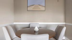 Landing Spectacular 1BD Tennis Court Gym