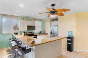 Large, Nautical-Themed End Unit in Coco with Lots of Natural Light