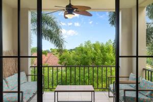 Large, Nautical-Themed End Unit in Coco with Lots of Natural Light