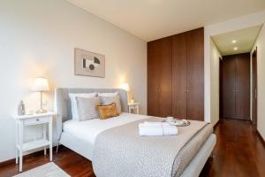 Modern & Spacious Flat with Garage by HostWise