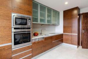 Modern & Spacious Flat with Garage by HostWise