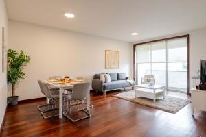 Modern & Spacious Flat with Garage by HostWise