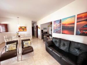 casasveraneio , Barra de são Miguel casa com 4 quartos sendo 2 suítes,todos com ar condicionado, 300 m da praia, 5 minutos praia das conchas e 10 do gunga! Área de lazer com piscina de 10 m churrasqueira e freezer!a melhor!