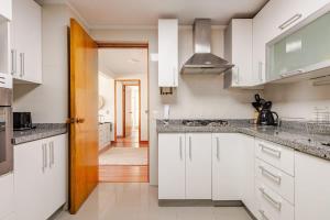 Spacious ocean view apt - 3 min walk