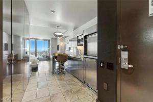 Palms Place Hotel HighFloor StripView with Balcony