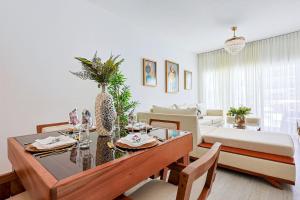 Elegant 2BR Apt, Steps to Hard Rock