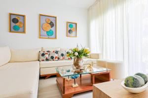 Elegant 2BR Apt, Steps to Hard Rock