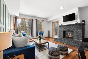 Luxurious Condo Mountain Views Hot-tub and Billiards