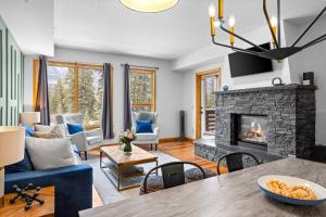 Luxurious Condo Mountain Views Hot-tub and Billiards