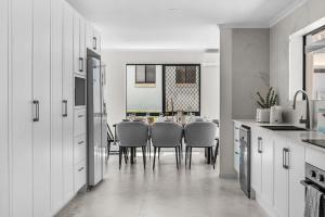 Modern Family Escape in Rochedale Pool and Comfort