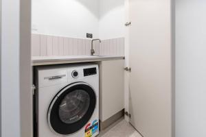 Stylish 1BR Retreat with Stunning High-Rise Views