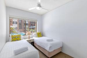 Budget Friendly Relaxed Beachside Escape on Ground Floor with Pool, Sauna, Spa - Sandcastles 201