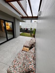 Auguri House 3 bedrooms, large living room with garden