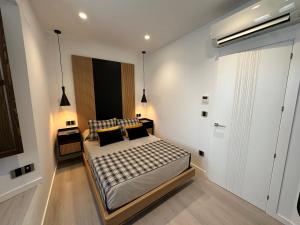 Hovalis Sites, The Showroom