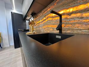 Hovalis Sites, The Showroom