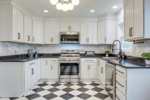 Explore Cleveland Attractions! Family-Focused Home