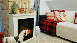 Gelbe Koffer - Design-Maisonette in Schiffweiler - 2 Etagen - Self-Check-in - 2 Parkplätze - WLAN - Balkon & Garten - ruhig - Nähe See & Wald - bis 7 Pers