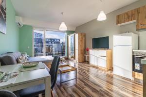 Student City Studio With Mountain View Balcony and Underground Parking 1