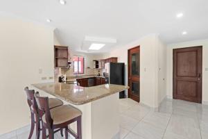 Recently Renovated Luxury Condo with Resort-Style Beach Club Access and Ocean Views