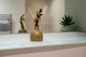 2BR City Flat - Sleeps 8 - Balcony With View