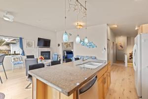 Steps to Pirate Cove Oregon Coast Condo with View