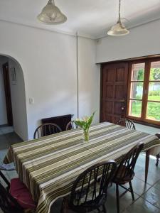 Casa con parque, 4 habitaciones, zona Villa Victoria Ocampo