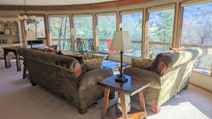 Private cabin with VIEWS FOR DAYS!