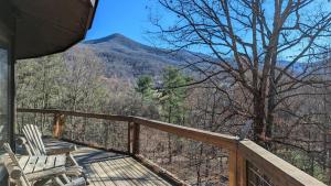 Private cabin with VIEWS FOR DAYS!