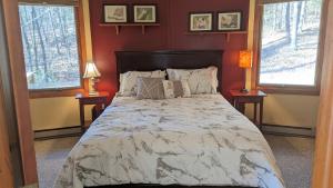 Private cabin with VIEWS FOR DAYS!