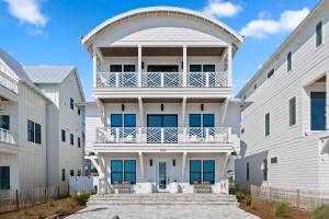 Emerald Retreat l 6 Bedroom l 6 and half Bath l Private Pool l Steps to Beach l Hadleys Beach PCB