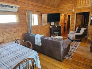 Intimate Riverside Treehouse Cabin Escape, Hot Tub, Mountains, and Starlit Nights